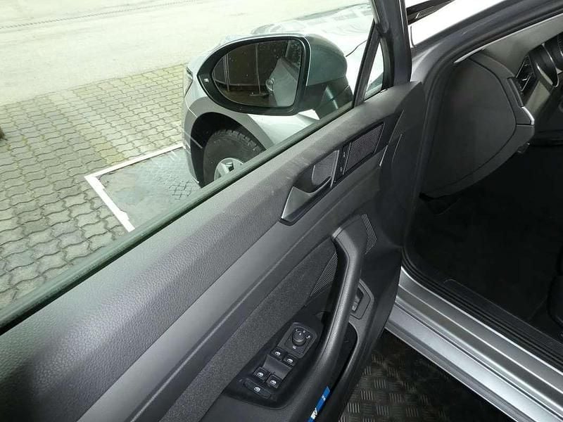 Gebraucht VW Passat 150 PS (110 kW) 2024 Silber Kombi