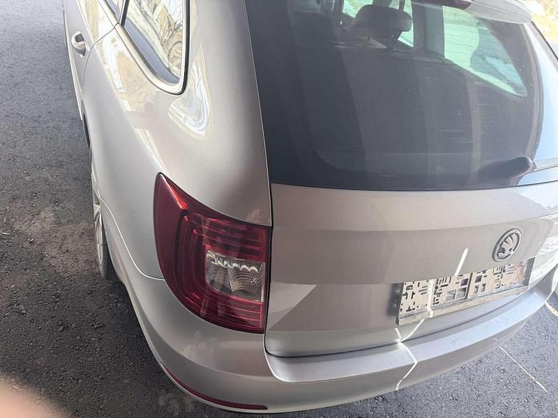 Gebraucht Skoda Superb Ambition 170 PS (125 kW) 2014 Grau Kombi