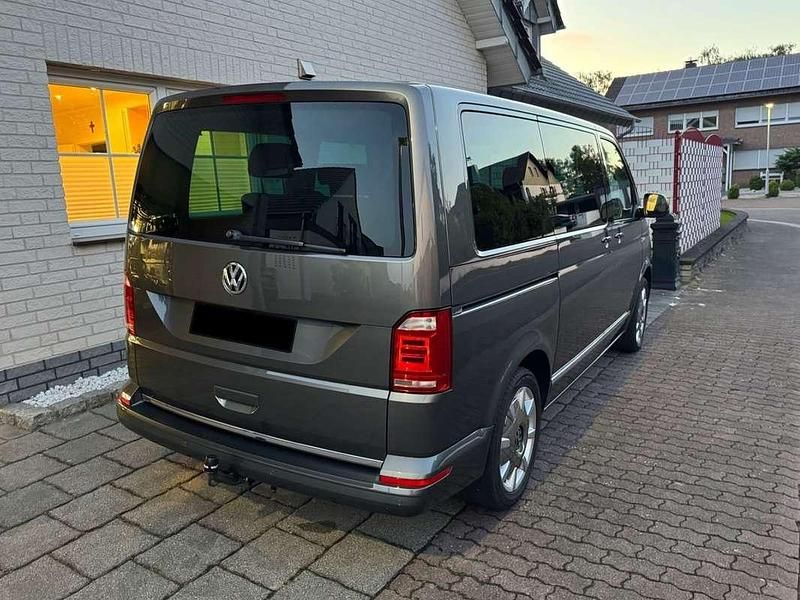 Grau Gebraucht 2016 VW Multivan Highline Van | € 32.419 (Teuer) - Bild 1/4