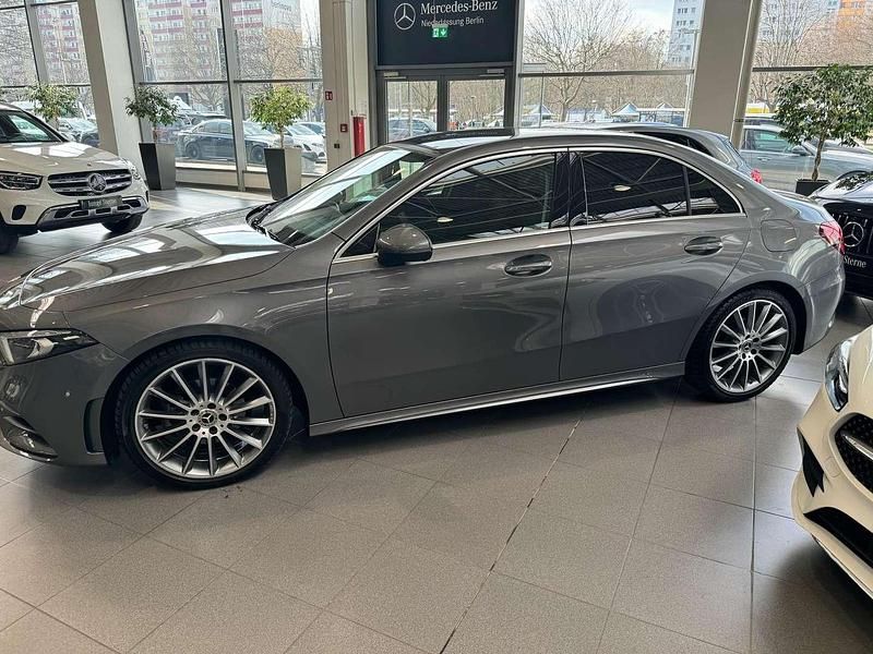 Grau Gebraucht 2022 Mercedes A180 Limousine | € 29.500 (Fairer Preis) - Bild 1/4