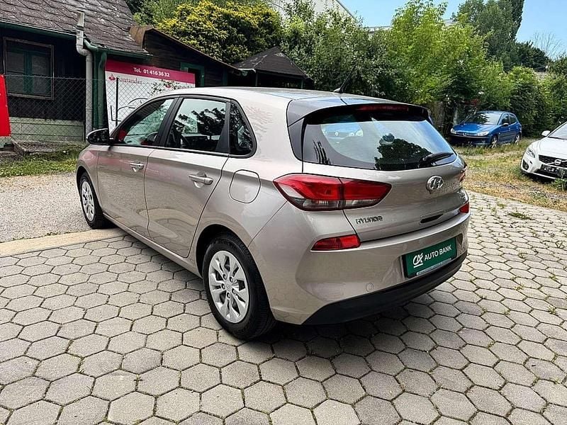 Gebraucht Hyundai i30 99 PS (72 kW) 2019 Silber Limousine