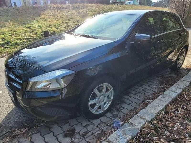 Schwarz Gebraucht 2015 Mercedes A180 Limousine | € 10.990 (Fairer Preis) - Bild 1/4