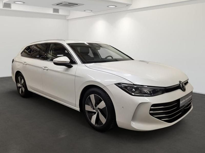 Gebraucht VW Passat Elegance 150 PS (110 kW) 2025 Weiss  metallic Kombi