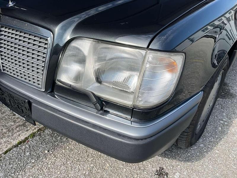 Gebraucht Mercedes E300 178 PS (130 kW) 1994 Schwarz Limousine