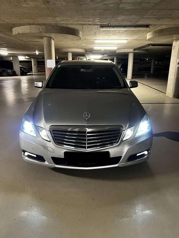 Silber Gebraucht 2009 Mercedes E220 Elegance Limousine | € 10.500 (Guter Preis) - Bild 1/4