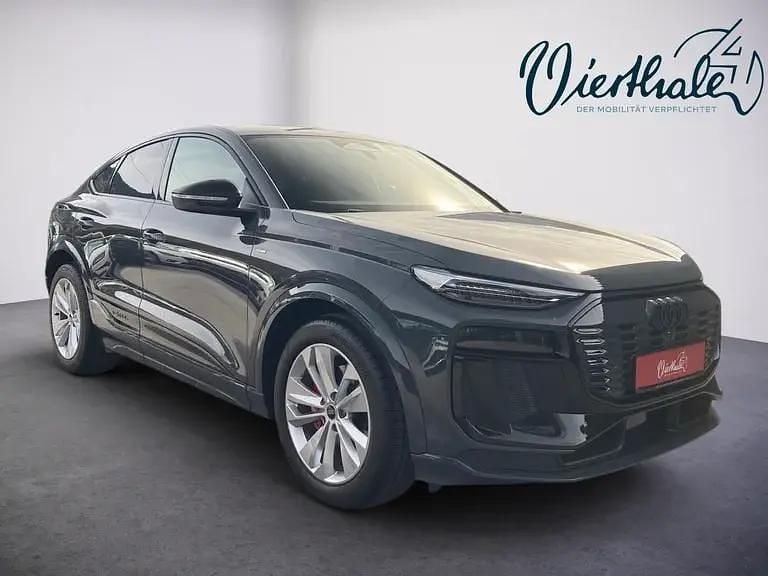 Gebraucht Audi Q6 Sportback e-tron Ambiente 284 kW (387 PS) 2025 Hellgrau  metallic SUV