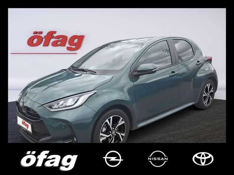 Grün Gebraucht 2025 Toyota Yaris Hybrid Active Limousine | € 22.990 (Fairer Preis) - Bild 1/4