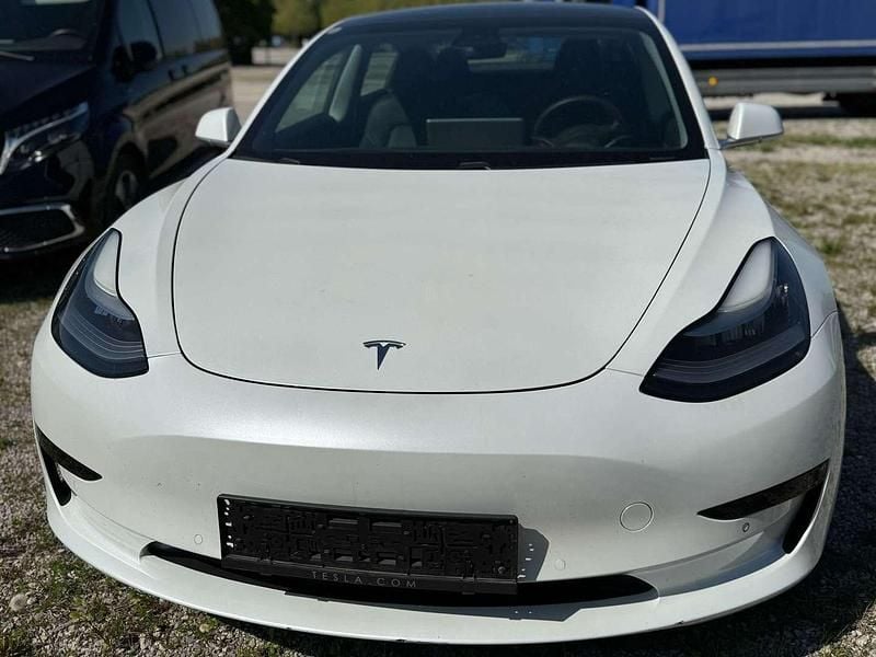 Weiß Gebraucht 2020 Tesla Model 3 Standard Range Limousine | € 21.900 (Fairer Preis) - Bild 1/4