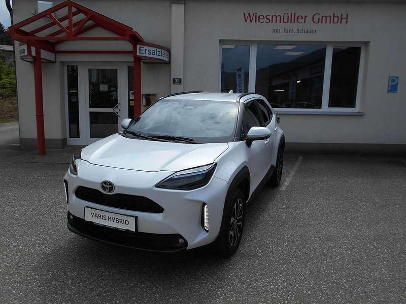 Neu Toyota Yaris Cross Active 92 PS (67 kW) 2025 Weiß SUV