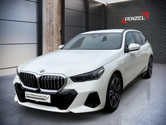 Gebraucht BMW 520 M Sport 197 PS (144 kW) 2025 Alpinweiss iii Kombi