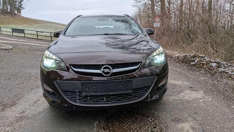 Gebraucht Opel Astra Edition 110 PS (80 kW) 2014 Braun Kombi
