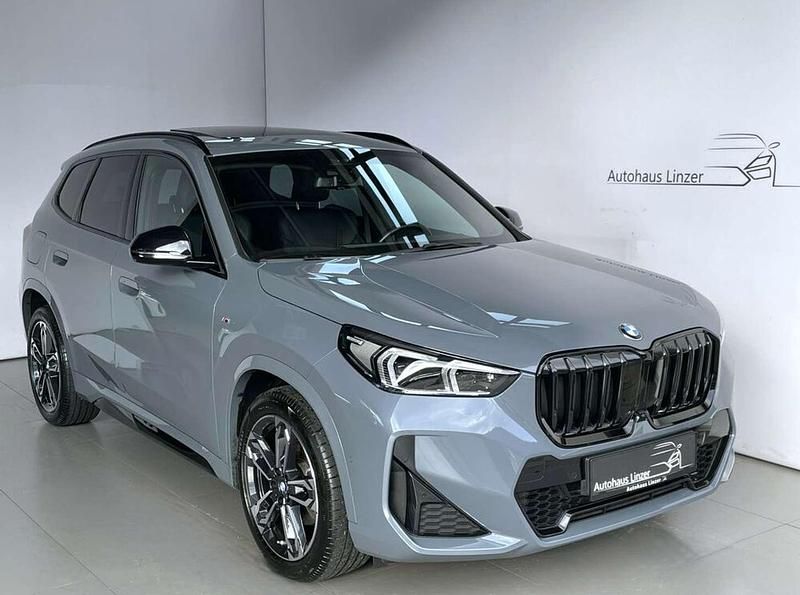 Grau Gebraucht 2023 BMW X1 Comfort Edition SUV | € 45.890 (Etwas zu teuer) - Bild 1/4