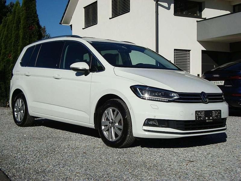 Gebraucht VW Touran Highline 150 PS (110 kW) 2022 Weiß Van / Kleinbus