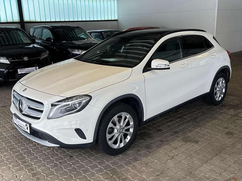 Weiß Gebraucht 2015 Mercedes GLA200 Edition SUV | € 19.490 (Fairer Preis) - Bild 1/4
