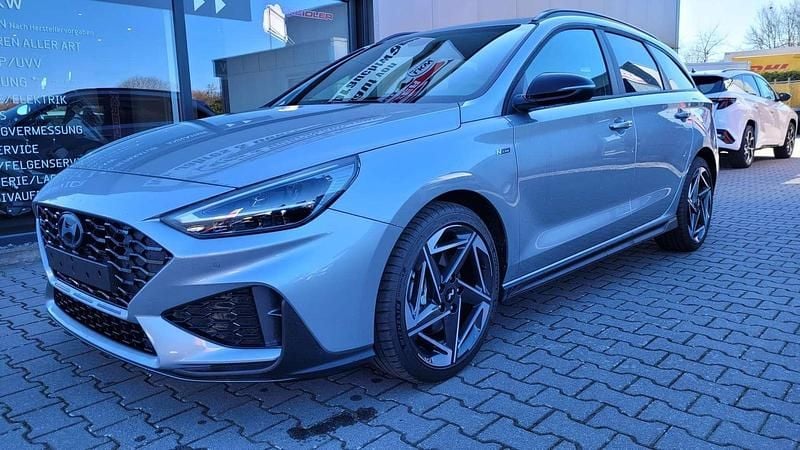 Grau Gebraucht 2024 Hyundai i30 N Line Kombi | € 31.731 (Etwas zu teuer) - Bild 1/4