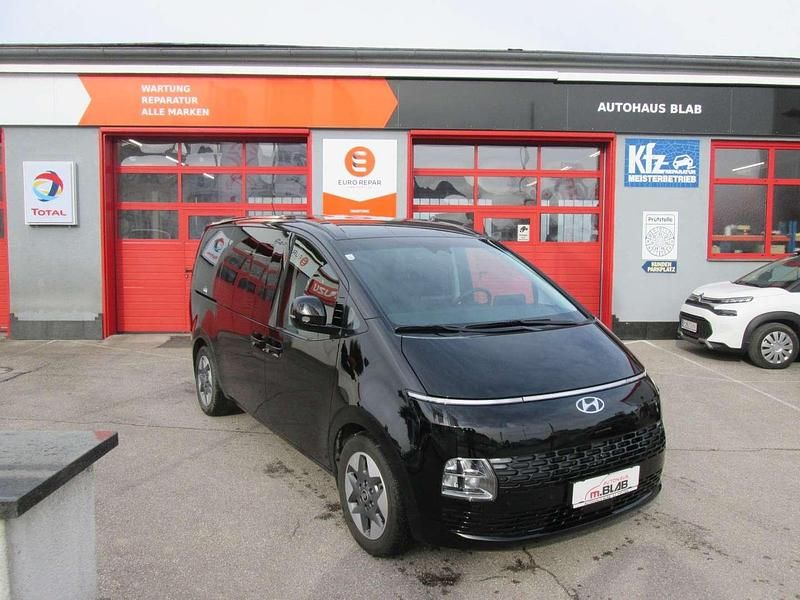 Schwarz Gebraucht 2022 Hyundai Staria Trend Van / Kleinbus | € 46.990 (Fairer Preis) - Bild 1/4