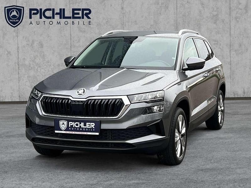 Mittelgrau metallic Gebraucht 2024 Skoda Karoq Selection SUV | € 35.900 (Teuer) - Bild 1/4