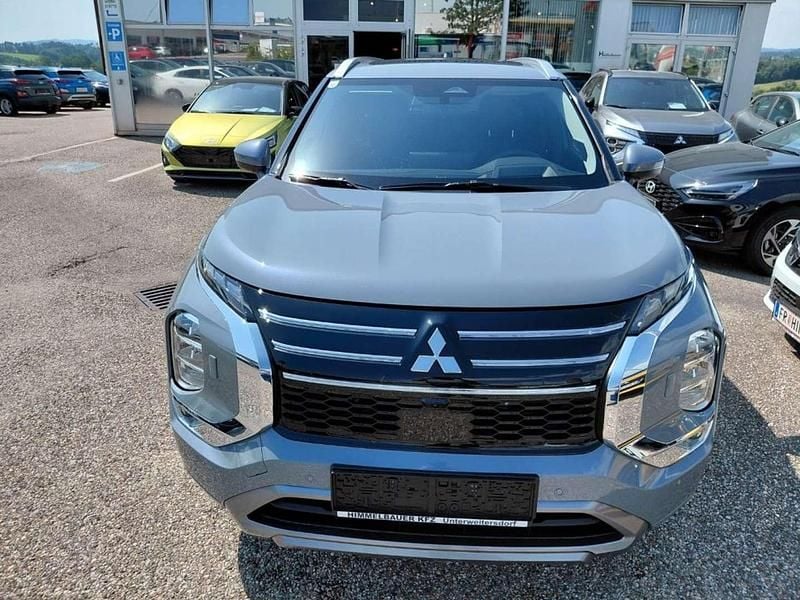 Grau Neu 2025 Mitsubishi Outlander SUV | € 58.900 (Teuer) - Bild 1/4