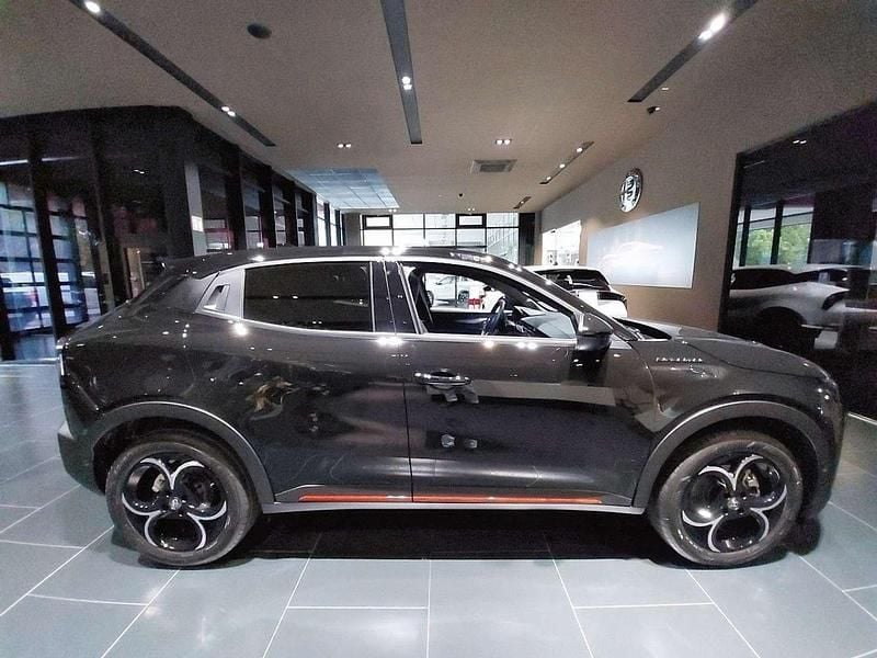 Neu Alfa Romeo Junior Edizione Speciale 136 PS (100 kW) 2025 Schwarz SUV