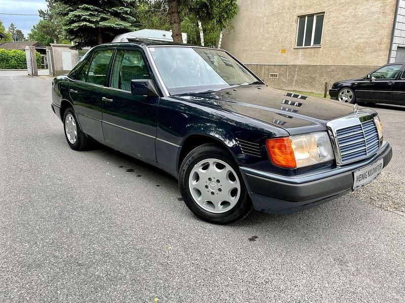 Blau Gebraucht 1990 Mercedes E250 Limousine | € 9.490 - Bild 1/4