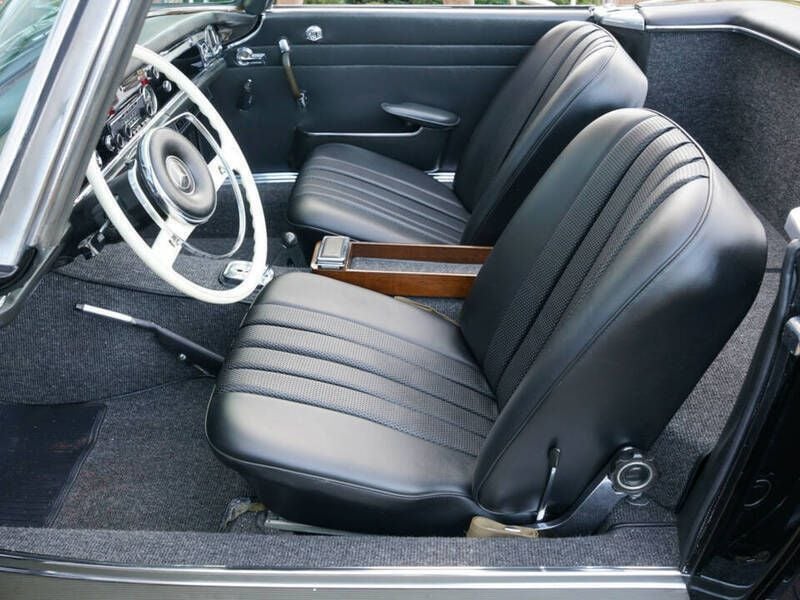 Gebraucht Mercedes 230 150 PS (110 kW) 1966 Schwarz Cabrio