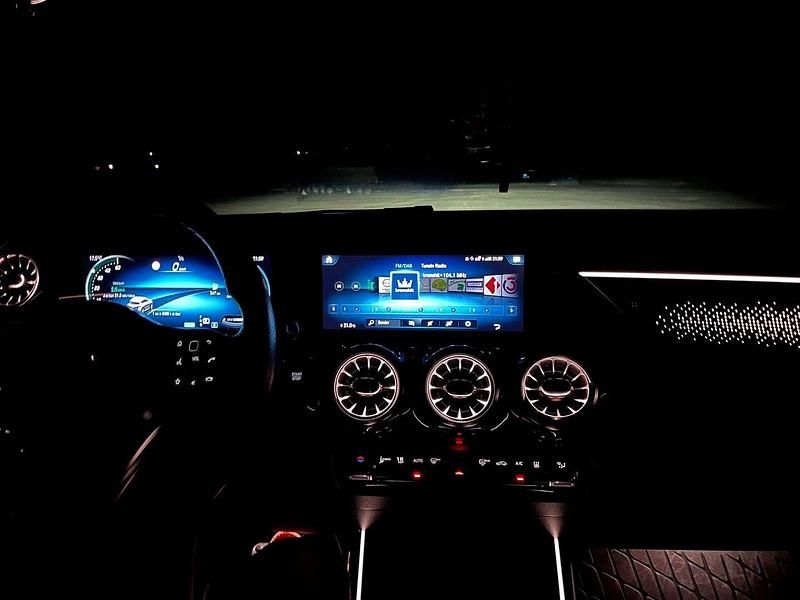 Schwarz Gebraucht 2022 Mercedes EQA250 SUV | € 30.750 (Fairer Preis) - Bild 1/4