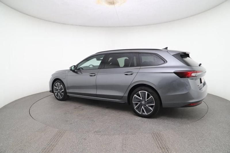 Neu Skoda Superb SportLine 204 PS (150 kW) 2026 Mittelgrau  metallic Kombi