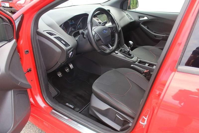 Gebraucht Ford Focus ST-Line 125 PS (91 kW) 2018 Rot Limousine