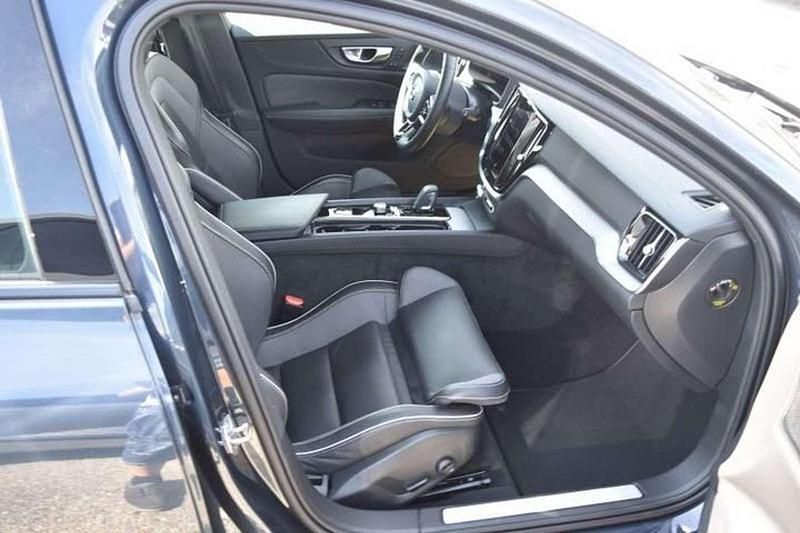 Gebraucht Volvo V60 R-Design 163 PS (119 kW) 2021 Blau Kombi