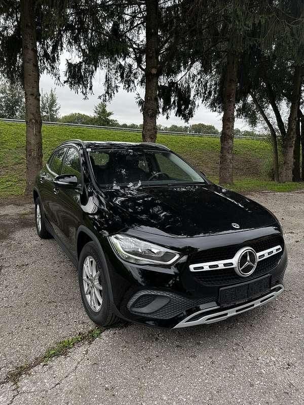 Gebraucht Mercedes GLA180 116 PS (85 kW) 2023 Schwarz SUV