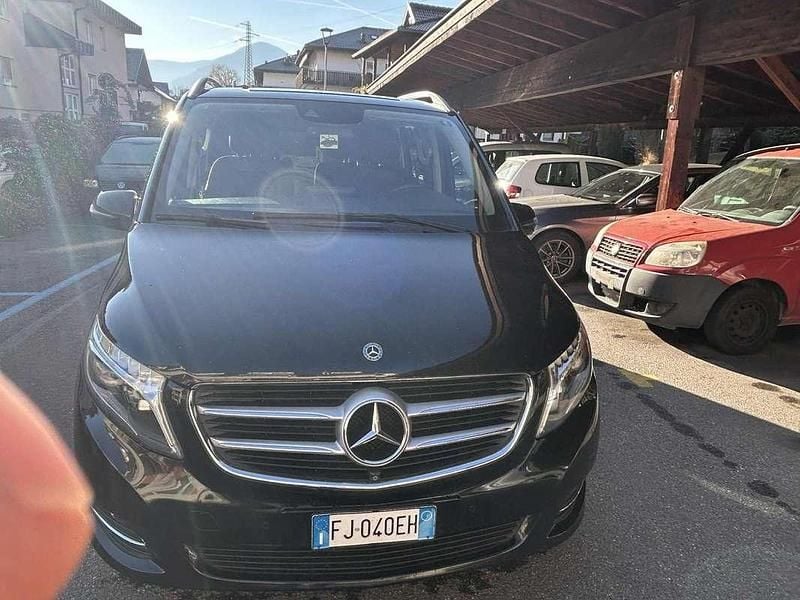 Schwarz Gebraucht 2017 Mercedes V250 Van / Kleinbus | € 23.999 - Bild 1/4