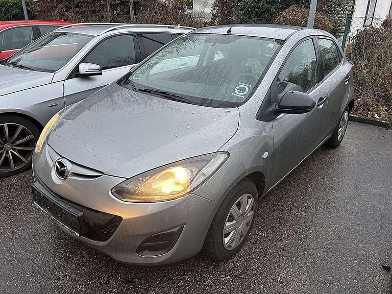 Grau Gebraucht 2013 Mazda 2 Limousine | € 4.980 (Fairer Preis) - Bild 1/4