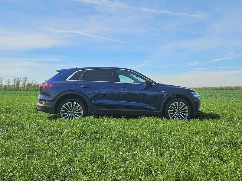 Blau Gebraucht 2022 Audi e-tron Business SUV | € 45.000 (Teuer) - Bild 1/4