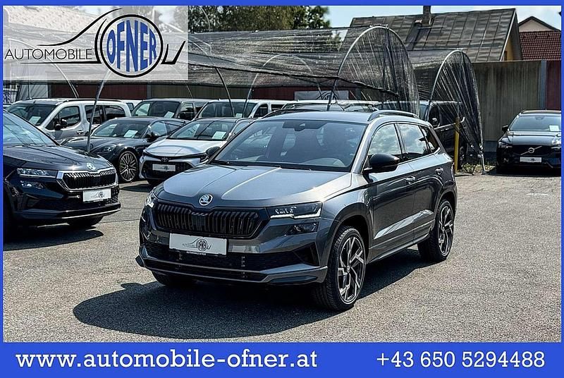 Grau Neu 2025 Skoda Karoq SportLine SUV | € 45.990 (Etwas zu teuer) - Bild 1/4