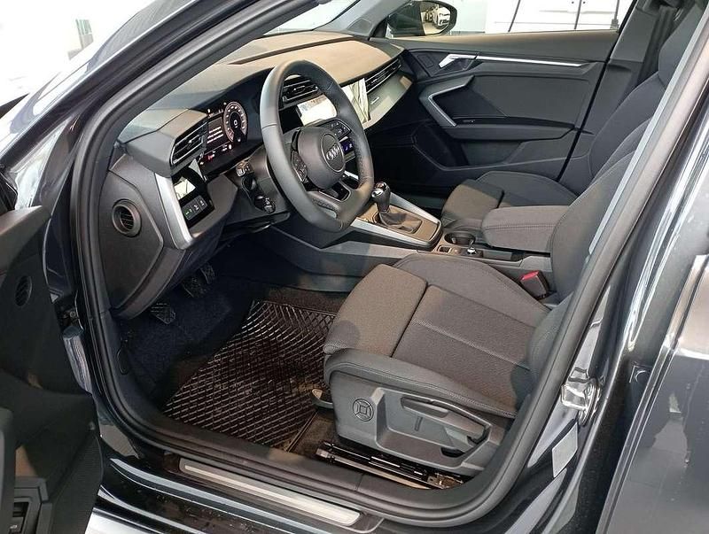 Neu Audi A3 Ambiente 116 PS (85 kW) 2025 Hellgrau  metallic Limousine