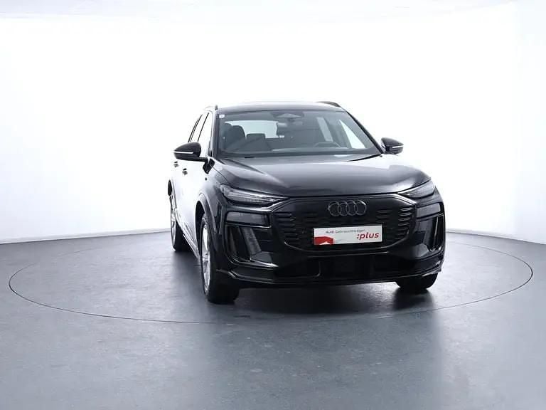 Neu Audi Q6 e-tron Performance 225 kW (306 PS) 2025 Schwarz  metallicperleffektno SUV