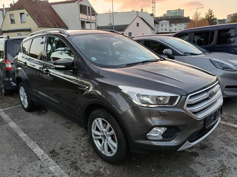 Grau Gebraucht 2017 Ford Kuga Trend SUV | € 12.490 (Fairer Preis) - Bild 1/4