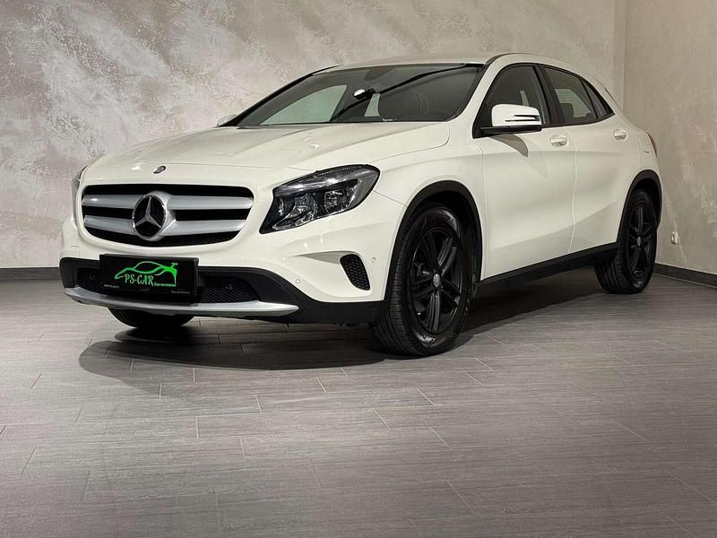 Weiß Gebraucht 2016 Mercedes GLA180 SUV | € 16.490 (Fairer Preis) - Bild 1/4