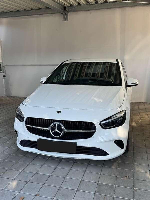 Gebraucht Mercedes B180 116 PS (85 kW) 2023 Weiß Van / Kleinbus