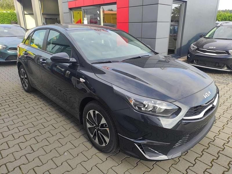 Neu Kia Ceed 140 PS (102 kW) 2025 Schwarz Kleinwagen