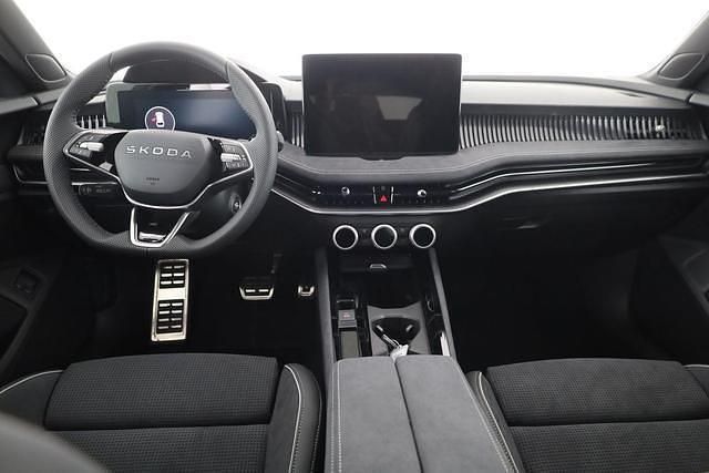 Neu Skoda Superb 204 PS (150 kW) 2025 Silber sonderlackierung Kombi