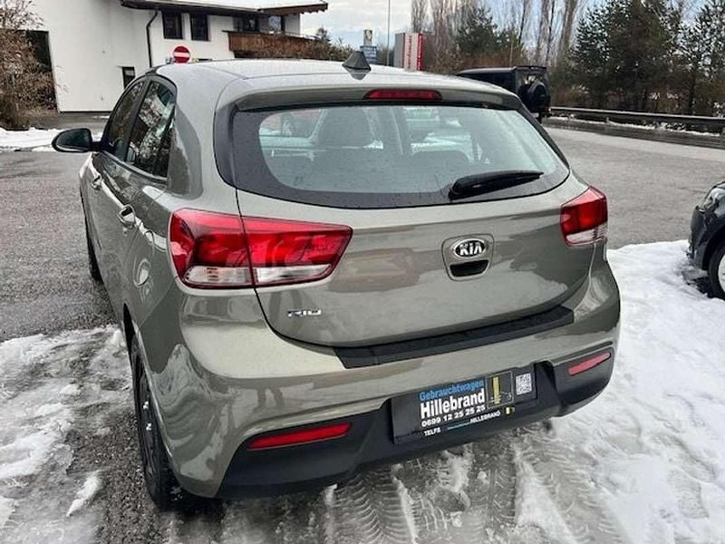 Gebraucht Kia Rio 84 PS (61 kW) 2017 Grau Limousine
