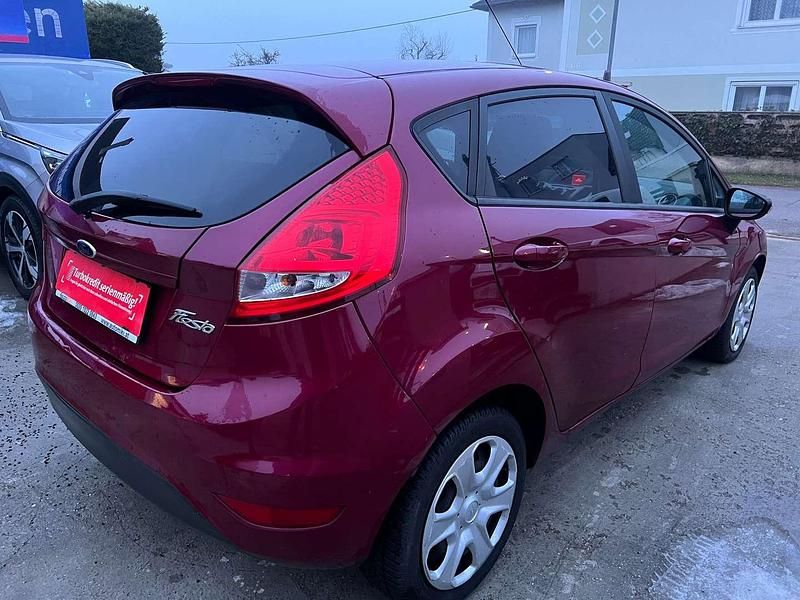 Gebraucht Ford Fiesta Trend 60 PS (44 kW) 2011 Rot Kleinwagen