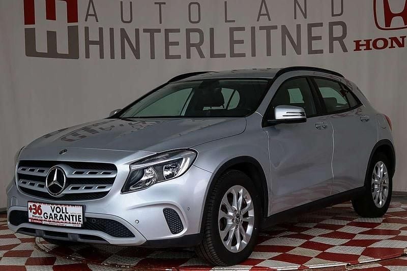 Grau Gebraucht 2018 Mercedes GLA200 SUV | € 21.850 (Fairer Preis) - Bild 1/4