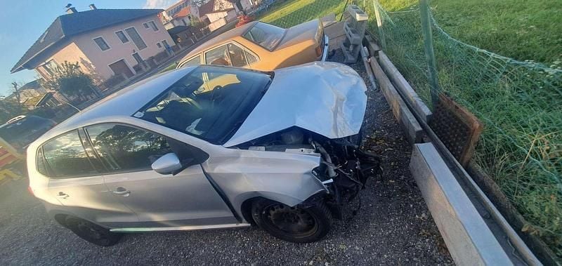 Silber Gebraucht 2009 VW Polo Trendline Limousine | € 1.250 - Bild 1/4