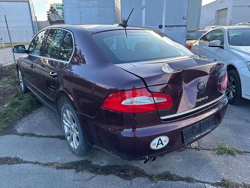 Gebraucht Skoda Superb Ambition 160 PS (117 kW) 2010 Rot Limousine