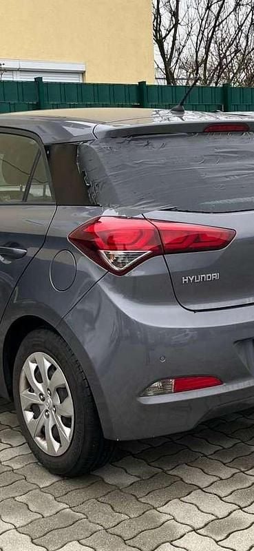 Grau Gebraucht 2015 Hyundai i20 Limousine | € 3.980 (Superpreis) - Bild 1/1