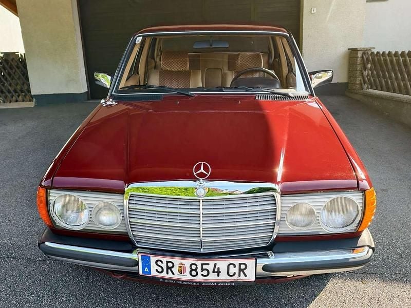 Gebraucht Mercedes 200 60 PS (44 kW) 1982 Rot Limousine