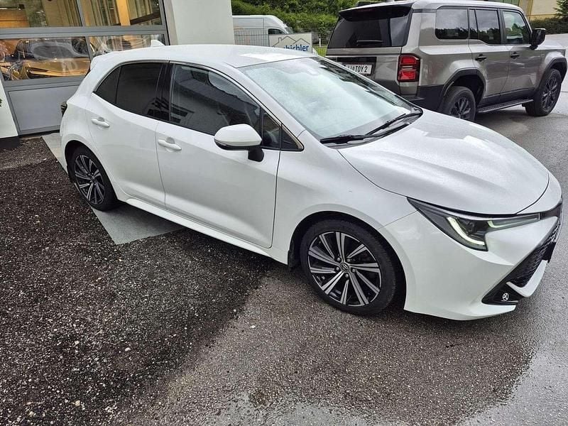 Gebraucht Toyota Corolla Hybrid Design 184 PS (135 kW) 2022 Weiß Limousine