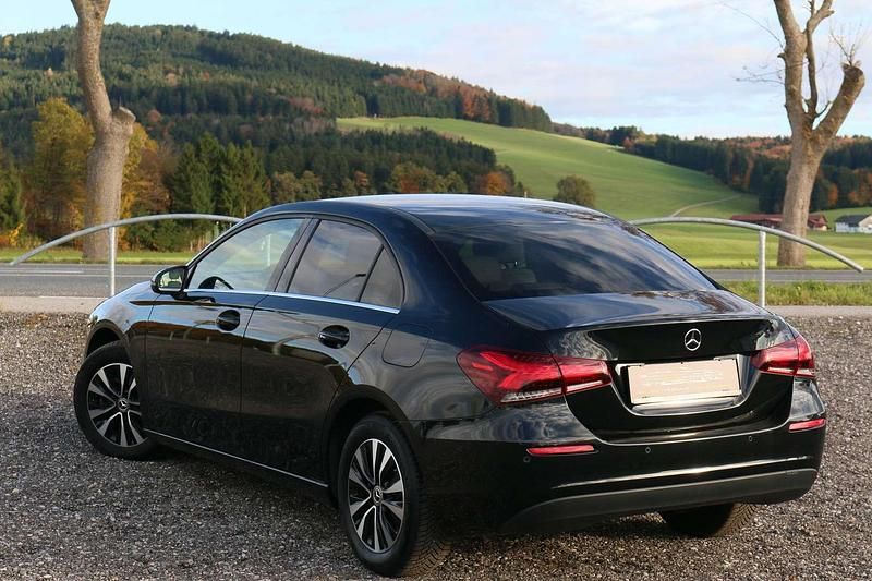 Gebraucht Mercedes A180 116 PS (85 kW) 2022 Schwarz Limousine